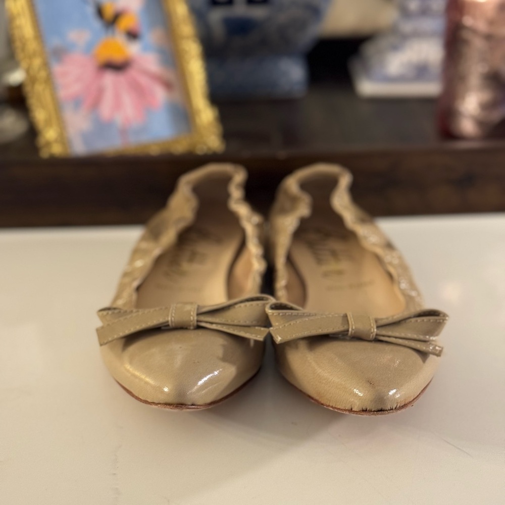 BUTTER MADE IN ITALY TAUPE PATENT LEATHER BOW BALLOT FLATS!